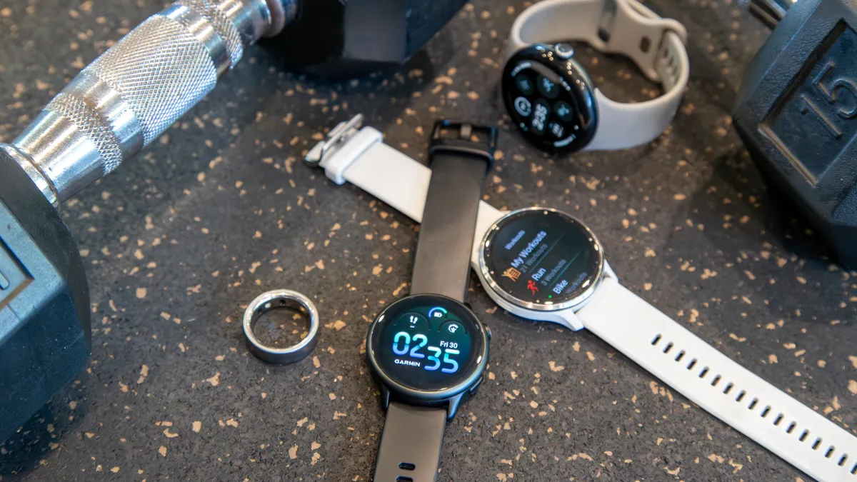 Garmin Vivoactive 6、Venu 3、Pixel Watch 3 和 Oura Ring 4 与哑铃