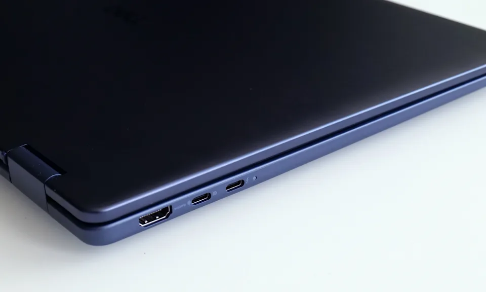 Dell 16 Plus 2 合 1 的两个 USB-C 端口均支持充电。