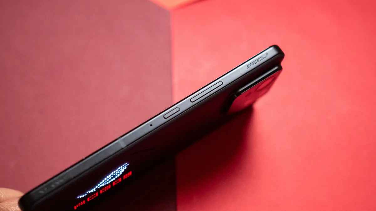 华硕 ROG Phone 9 Pro 侧面