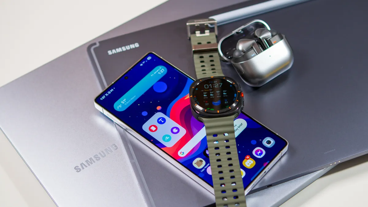 三星设备生态系统，包括 Galaxy S25 Ultra、Galaxy Watch Ultra、Buds 3 Pro、三星笔记本电脑和 Tab S10 Ultra