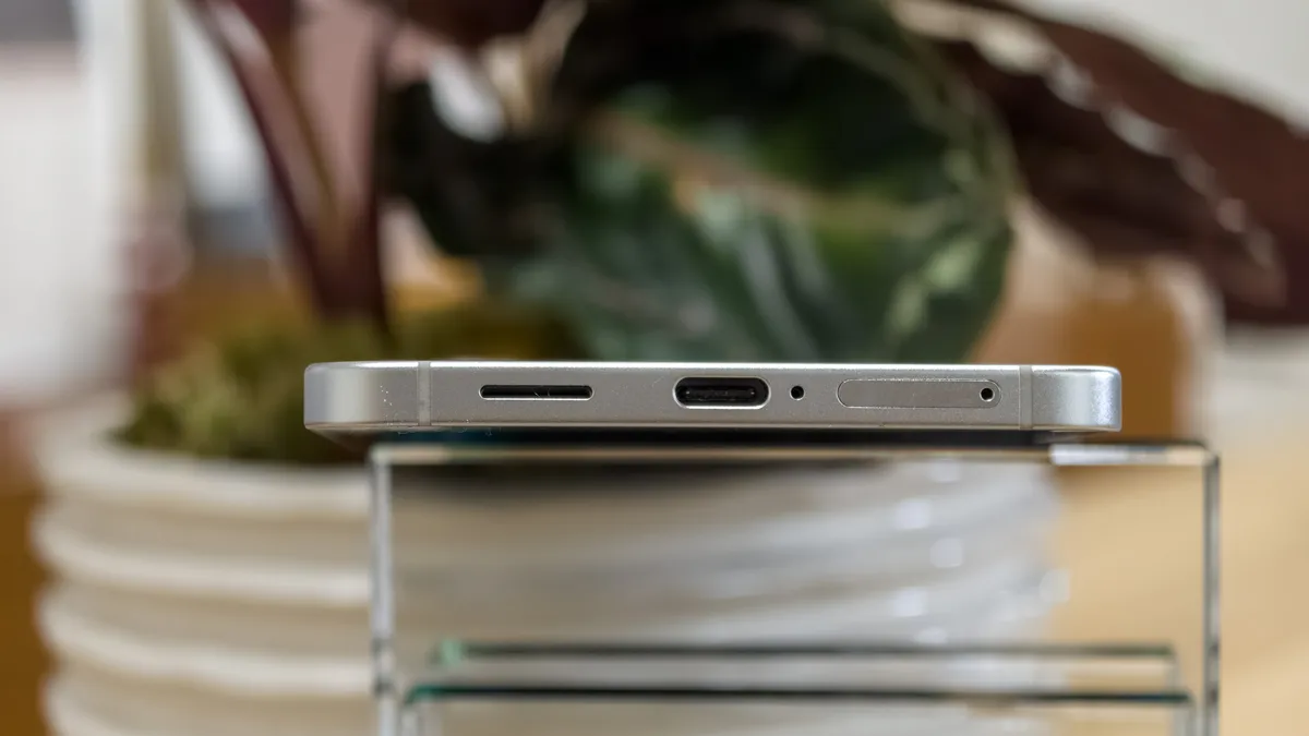 Galaxy S25 Edge 底部，显示 USB-C 端口、扬声器格栅、麦克风和 SIM 卡托