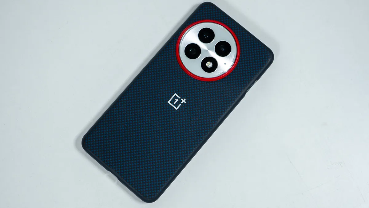 官方蓝色 OnePlus 13 软壳背面