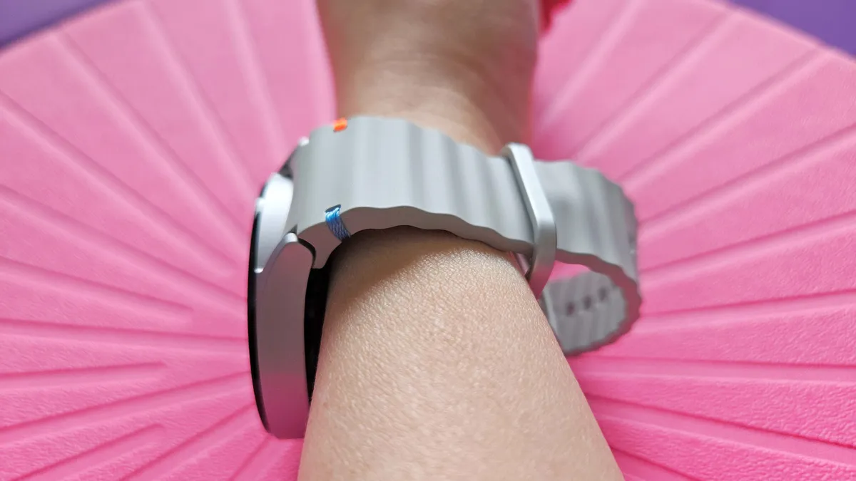 Galaxy Watch 7 运动表带的雕刻表耳在较小手腕上造成的缝隙