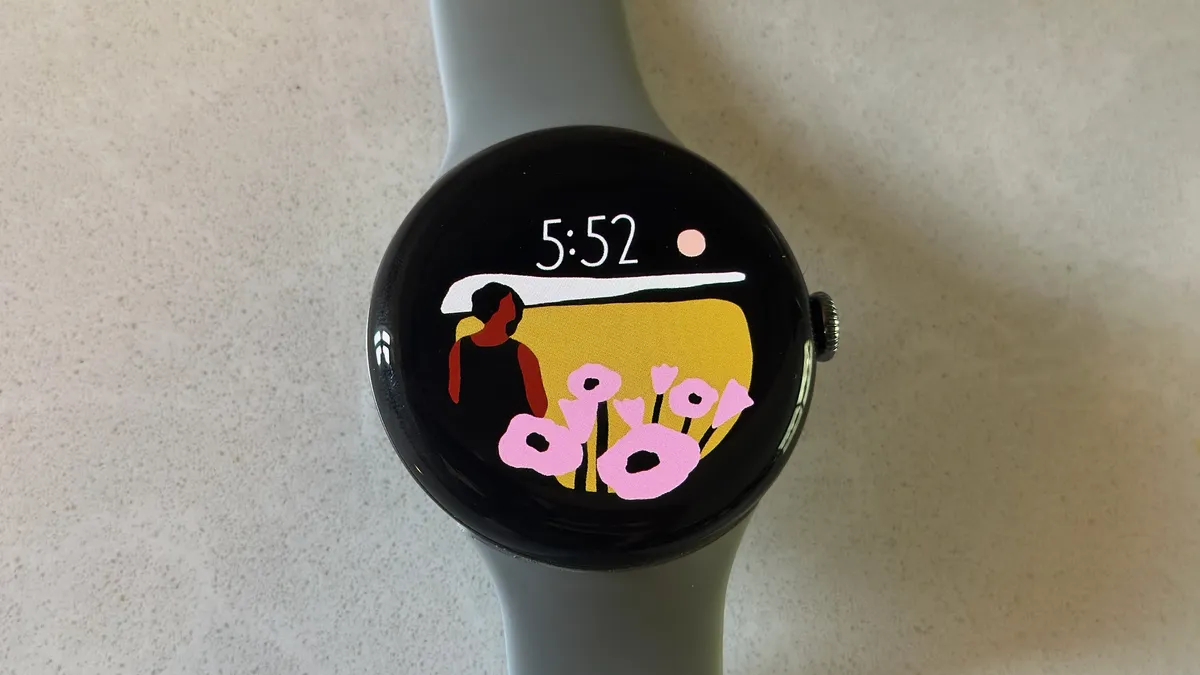 白色柜台上的 Google Pixel Watch 3，显示 Vista 表盘。