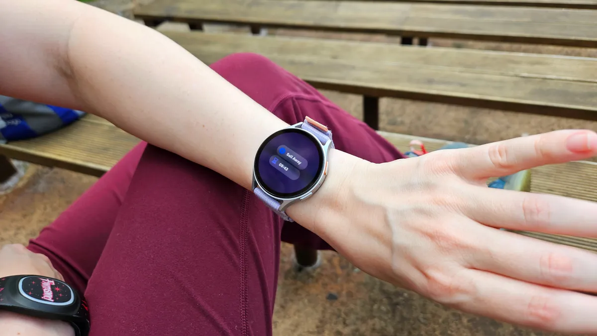 Galaxy Watch 7 上的弹出菜单在双击时有两个可用命令