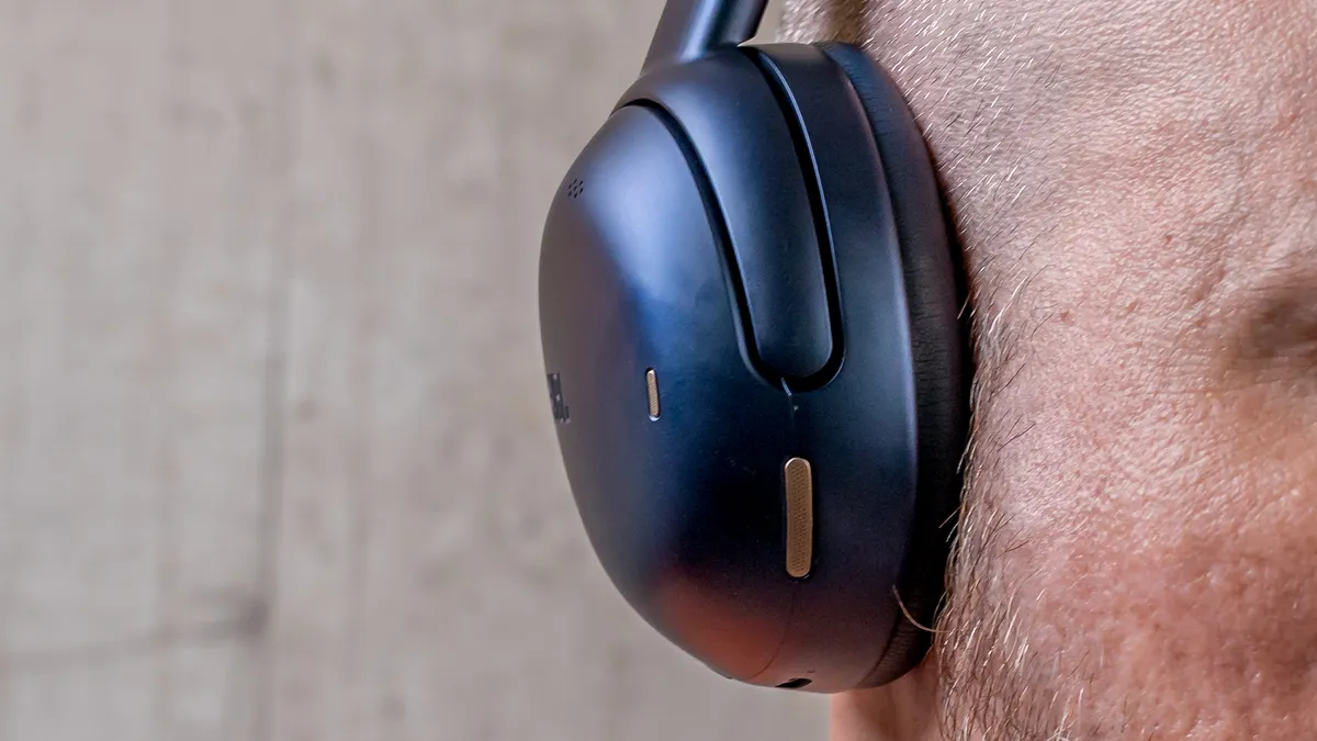 JBL Tour One M3 右耳罩的特写视图。
