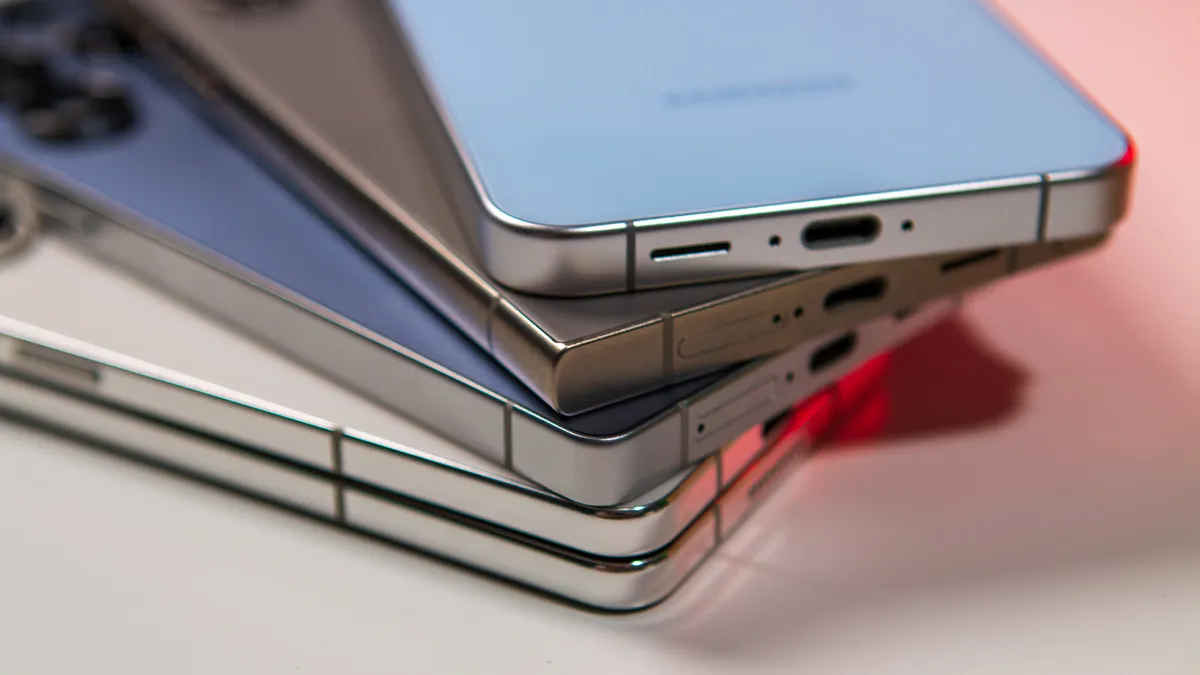 Galaxy S25 Ultra、Z Fold 5、S24 Ultra 和 S24 FE 的斜视图