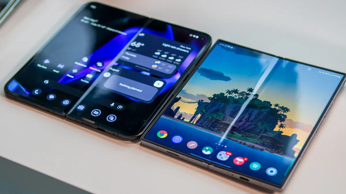 Pixel 9 Pro Fold 和 Galaxy Z Fold 6 并排放置，屏幕打开