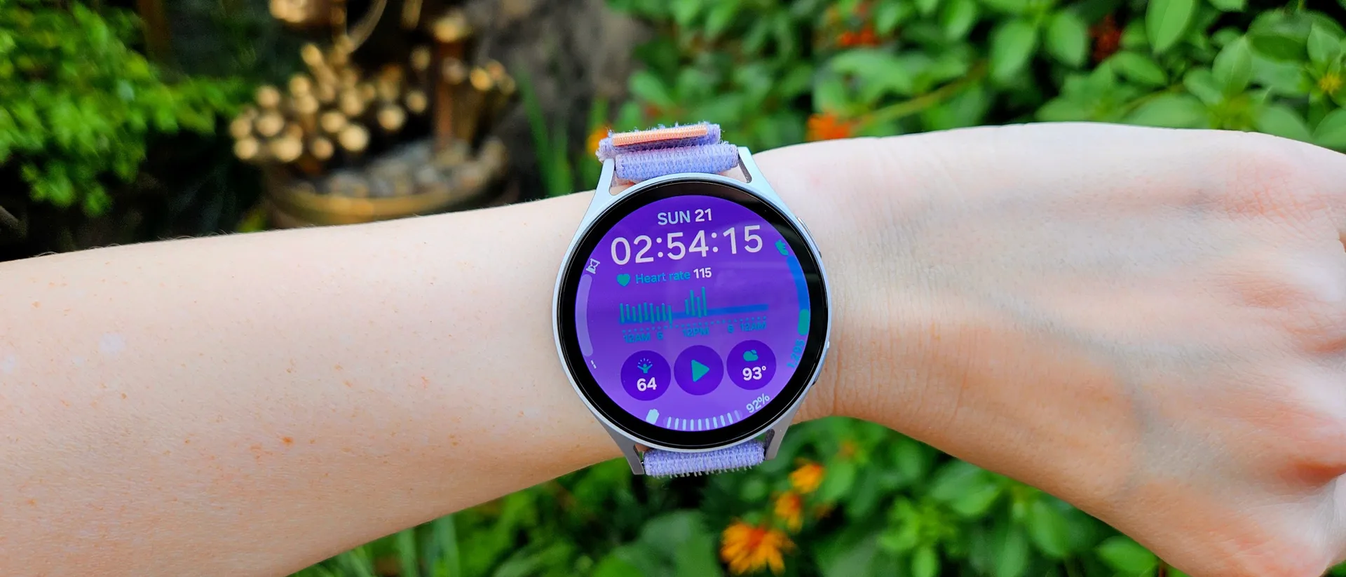 配备 Ultra Info Board 表盘的三星 Galaxy Watch 7
