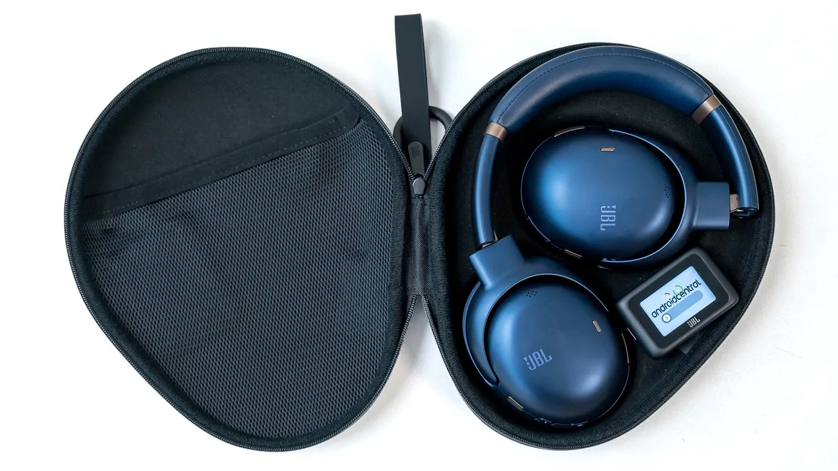 JBL Tour One M3 耳机折叠在手提箱中。