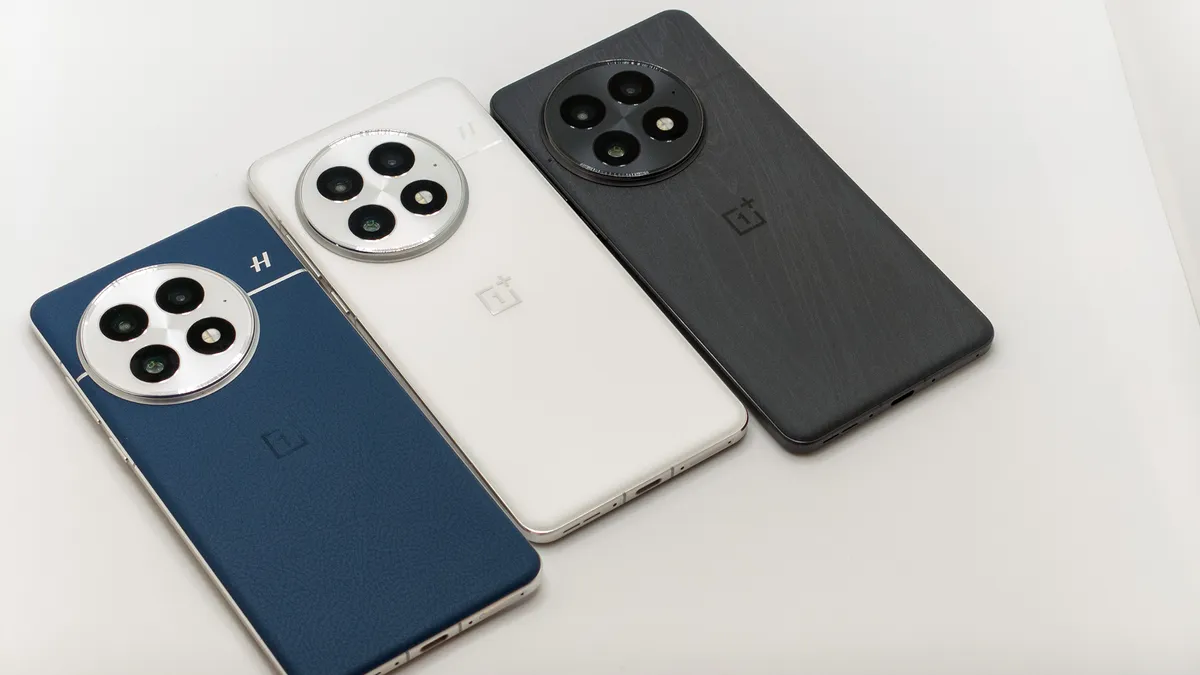 OnePlus 13 三种配色的背面在白色桌子上