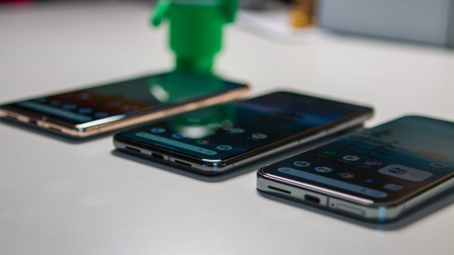 Google Pixel 9 Pro XL 与 Pixel 8 Pro 和 Pixel 7 Pro 的斜视图，显示显示屏
