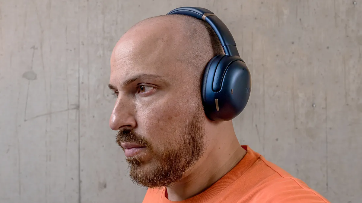 佩戴 JBL Tour One M3 的侧面视图。