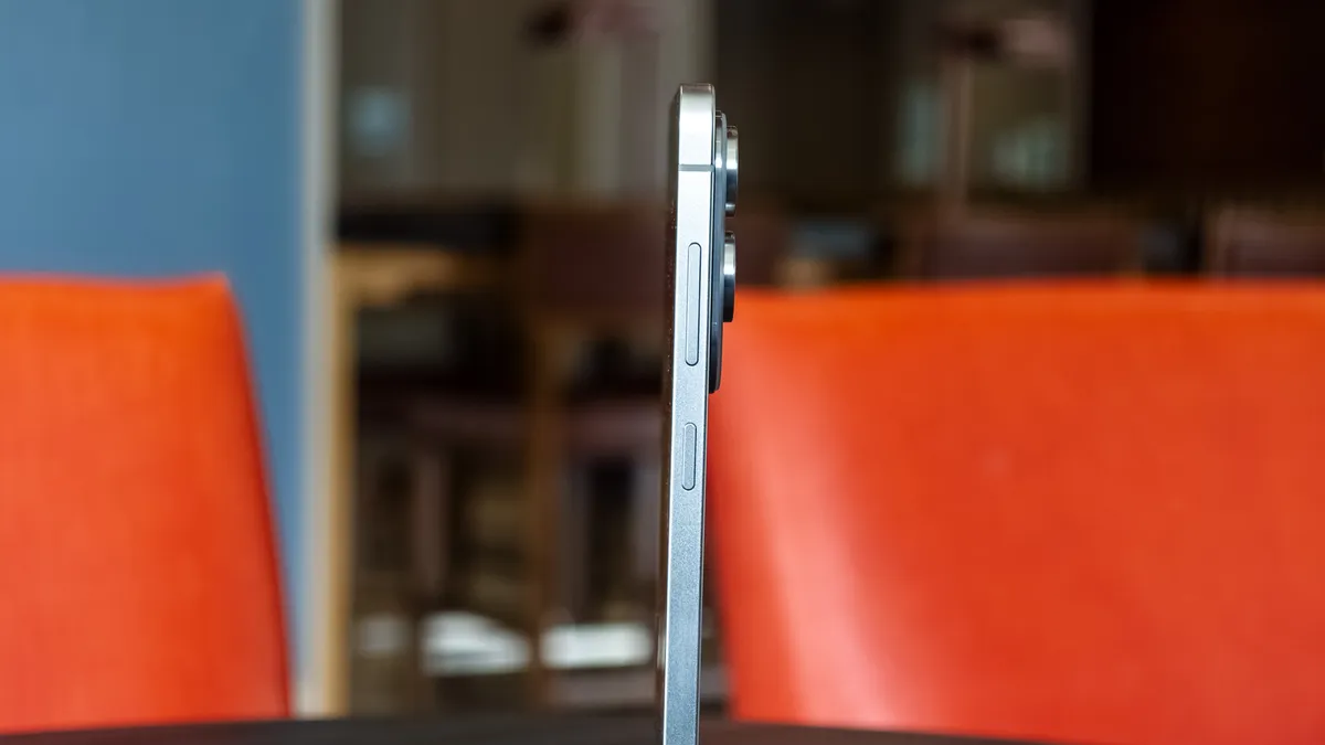 Galaxy S25 Edge 的右侧按钮和纤薄外形