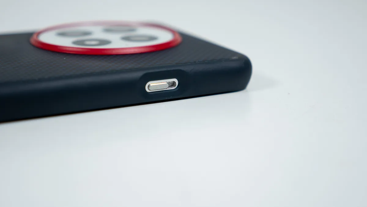 官方蓝色 OnePlus 13 软壳上的警报滑块开口