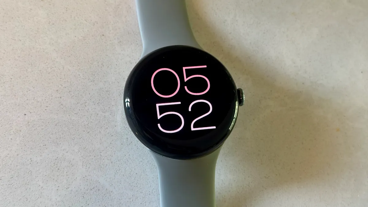 白色计数器上的 Google Pixel Watch 3，显示 Big Time 表盘。