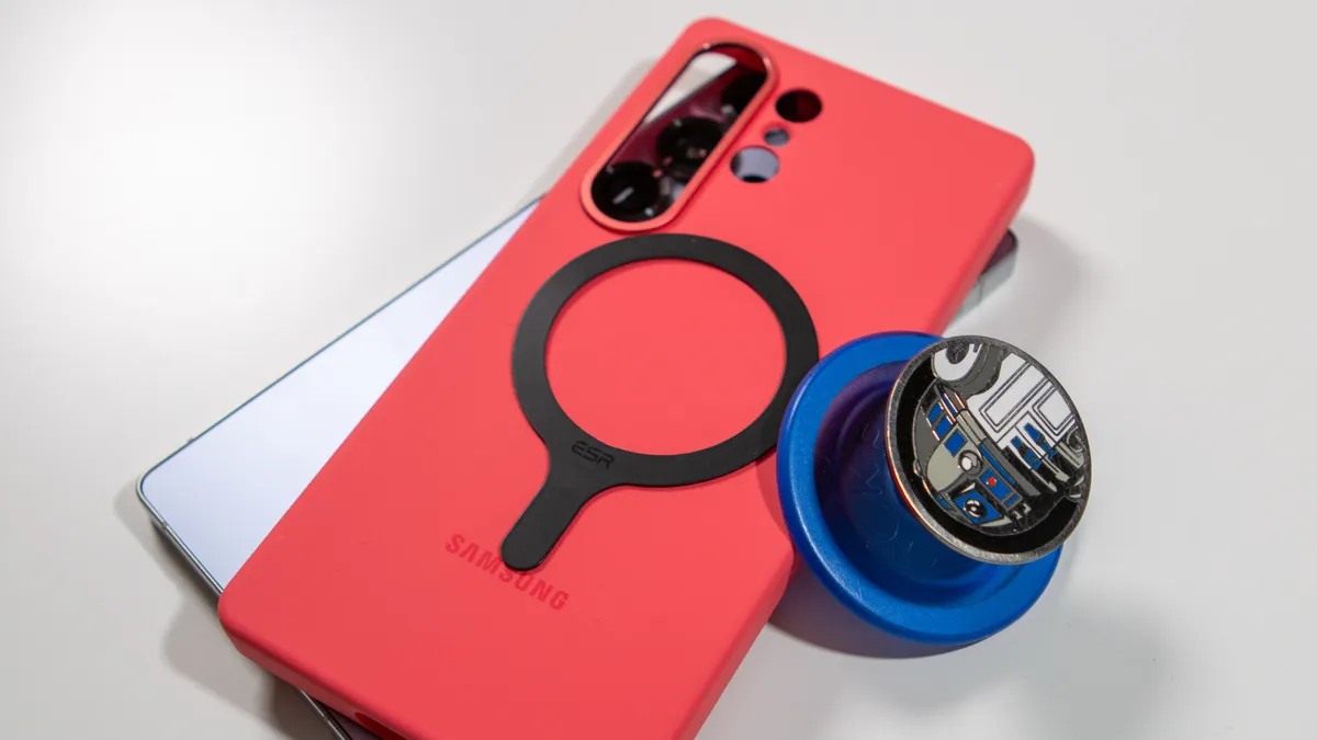 三星 Galaxy S25 Ultra 硅胶保护壳，配备 MagSafe 环和 PopSocket