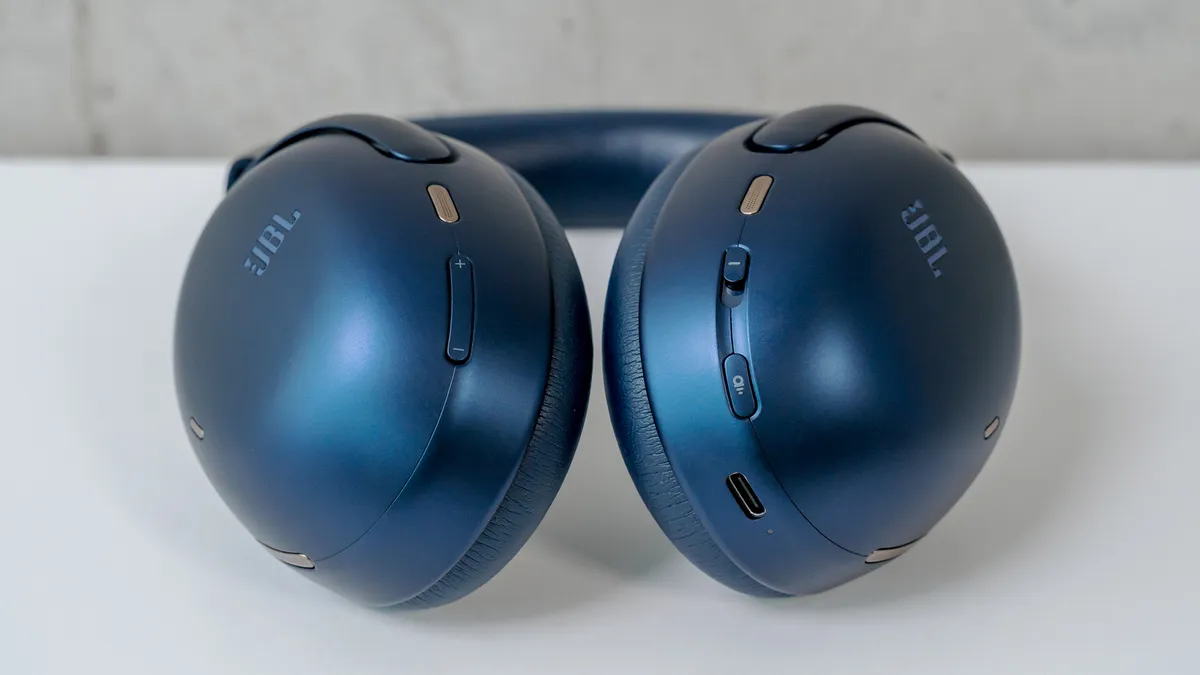 JBL Tour One M3 耳罩上的按钮和控件的视图。