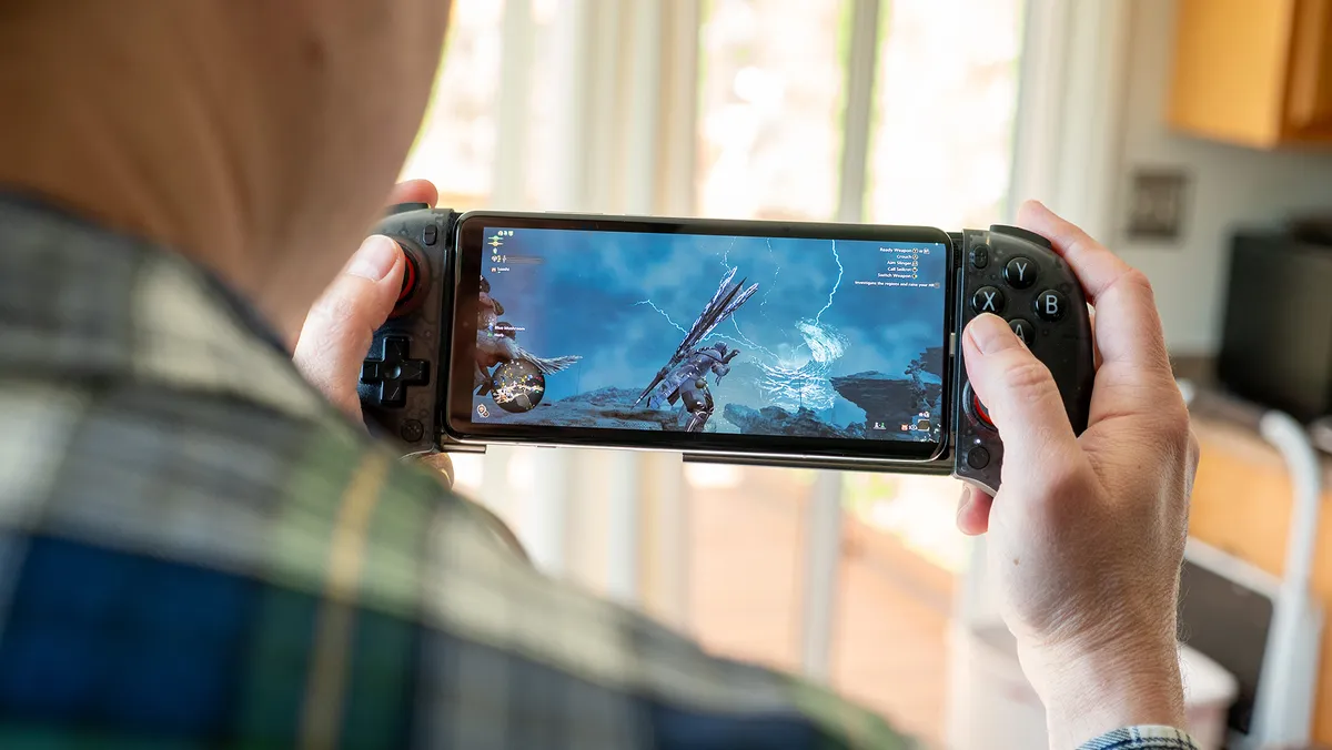 使用 Viture x 8BitDo Ultimate Mobile 控制器在 OnePlus 13 上通过 GeForce Now 畅玩《怪物猎人：荒野》，无需佩戴眼镜