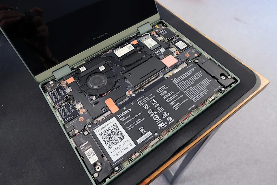 Framework Laptop 12 的内部。