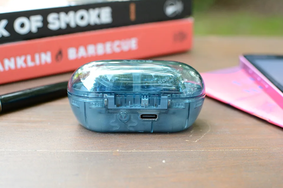在外壳背面，有一个 USB-C 充电端口和蓝牙配对按钮。