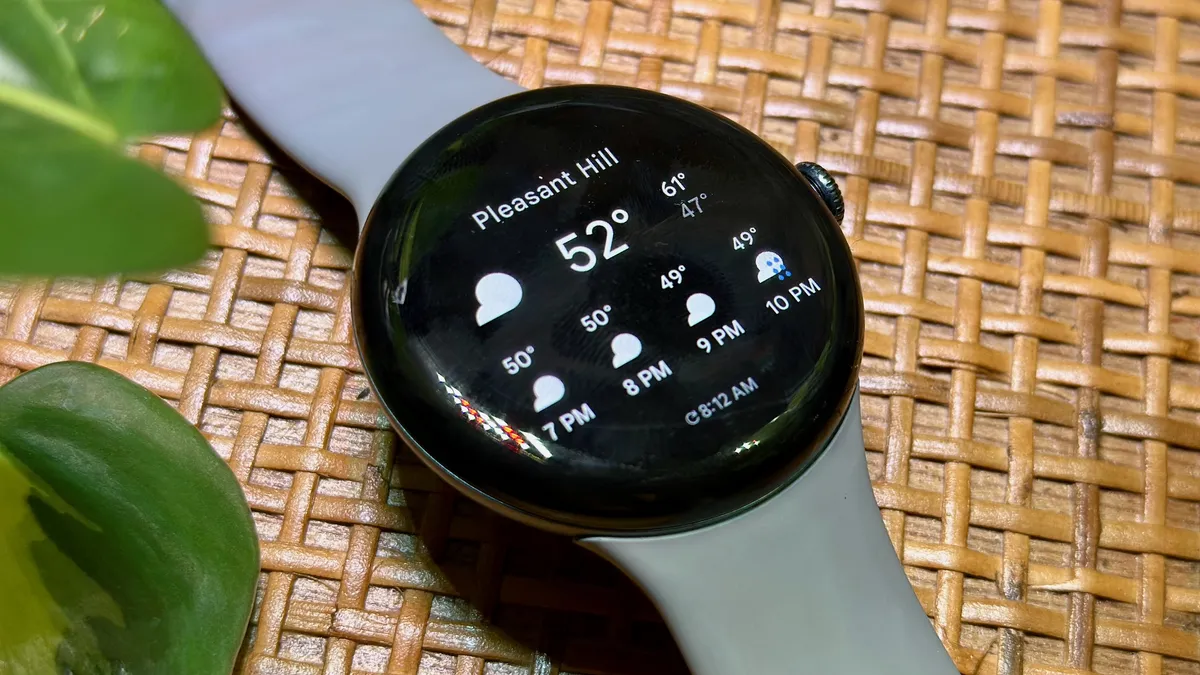 Google Pixel Watch 3 显示天气图块，其中包含晚上每小时的天气预报。