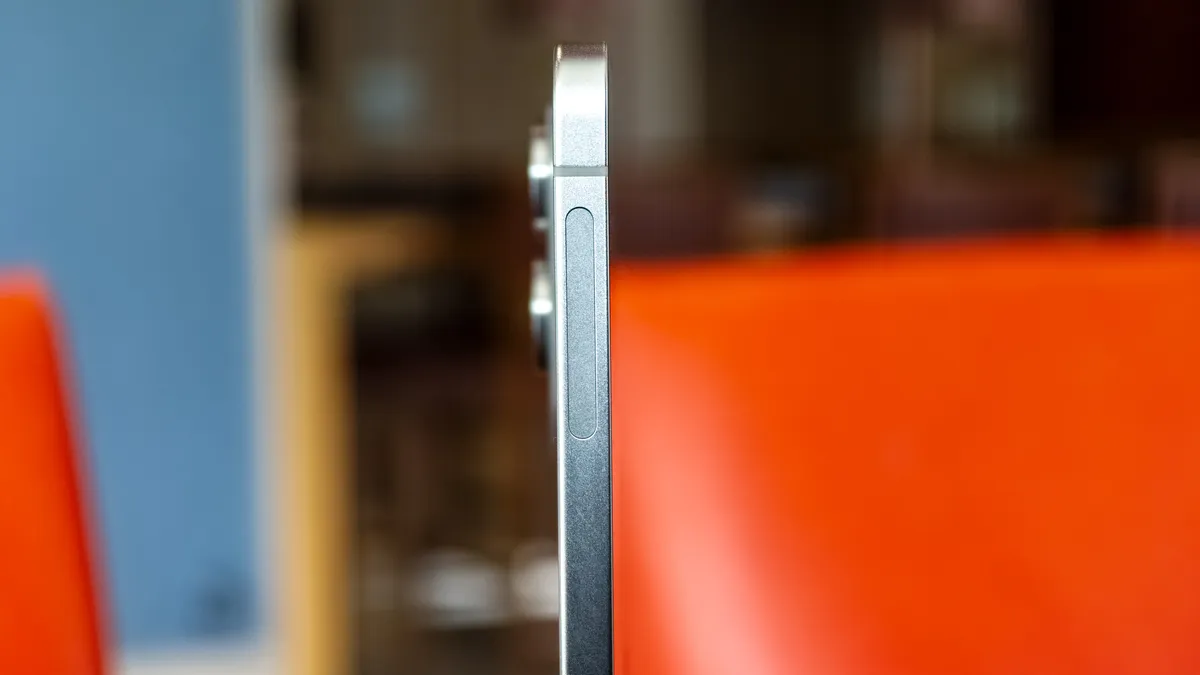 Galaxy S25 Edge 左侧的毫米波天线和纤薄外形