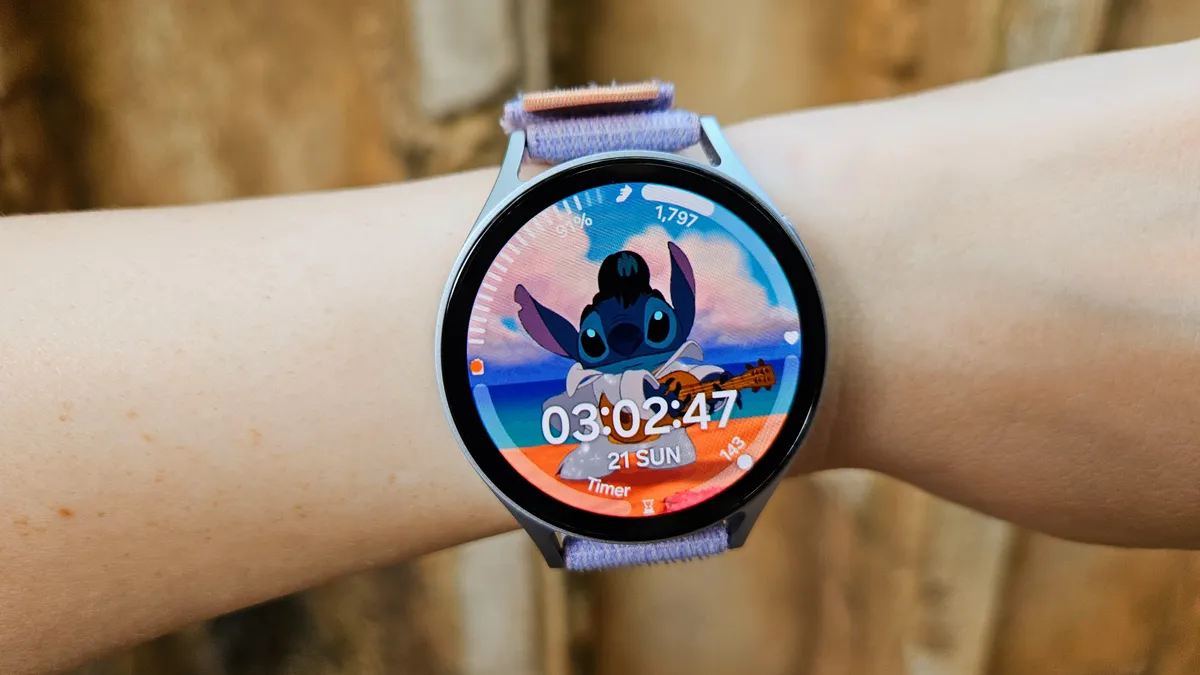 三星 Galaxy Watch 7 上的照片表盘带有动画史迪奇背景