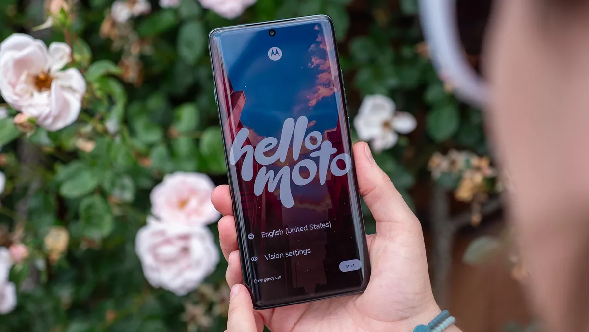 首次打开摩托罗拉 Edge 2025 时出现的初始“Hello Moto”设置屏幕