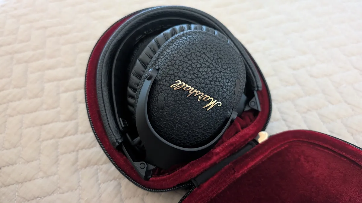 Marshall Monitor III ANC 耳机放进随身行李