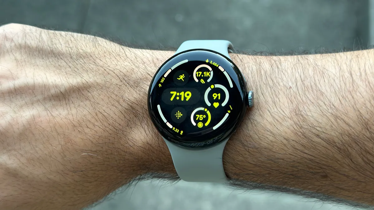 Google Pixel Watch 3 上的默认活动表盘。