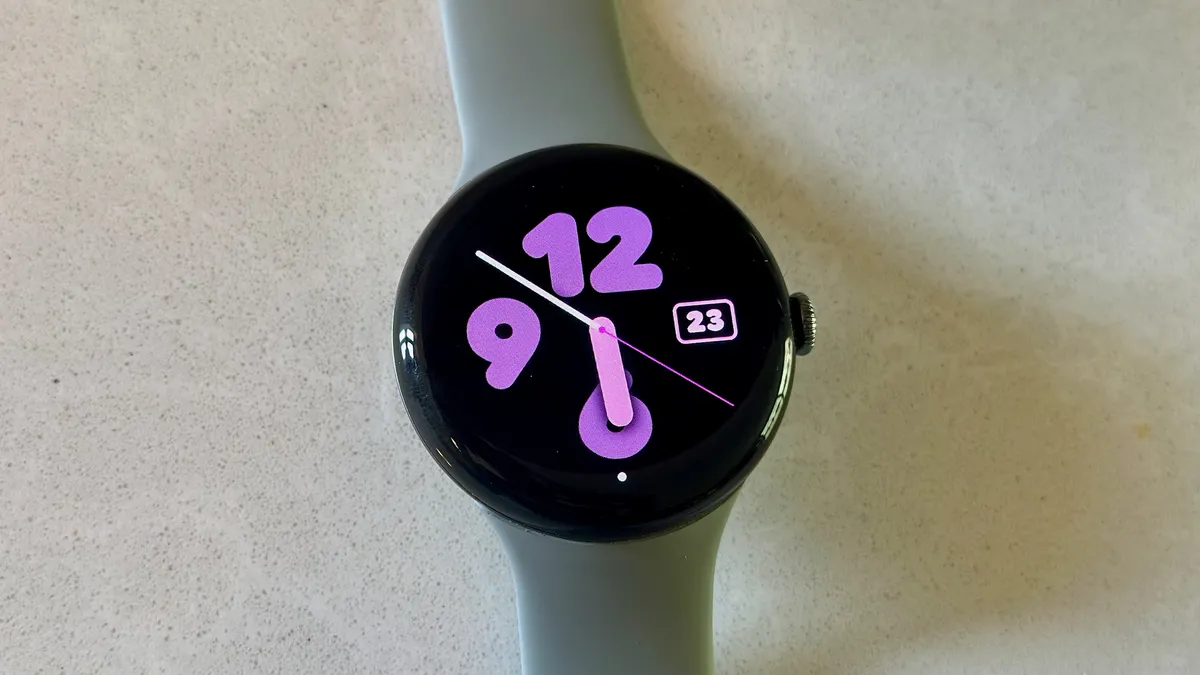 白色计数器上的 Google Pixel Watch 3，显示 Analog Bold 表盘。