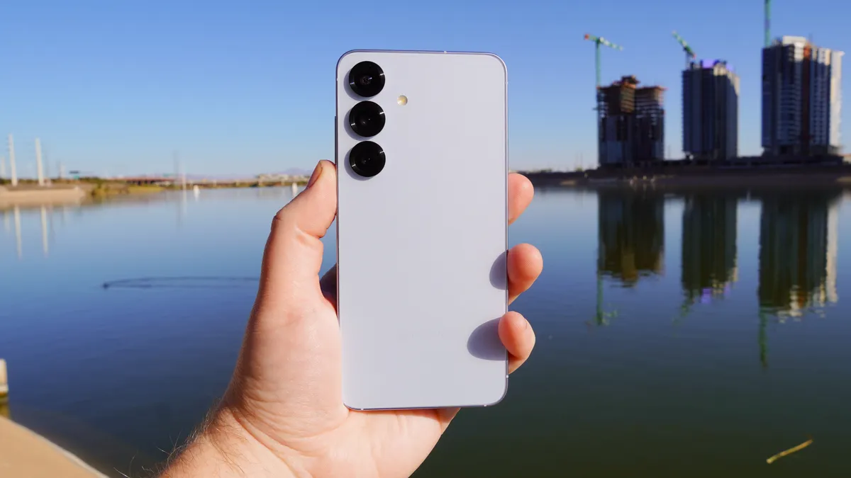 三星 Galaxy S25 户外的照片。