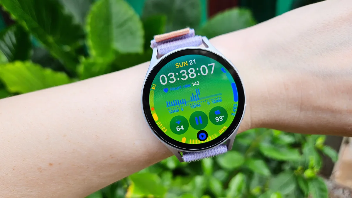 三星 Galaxy Watch 7 的超级信息板