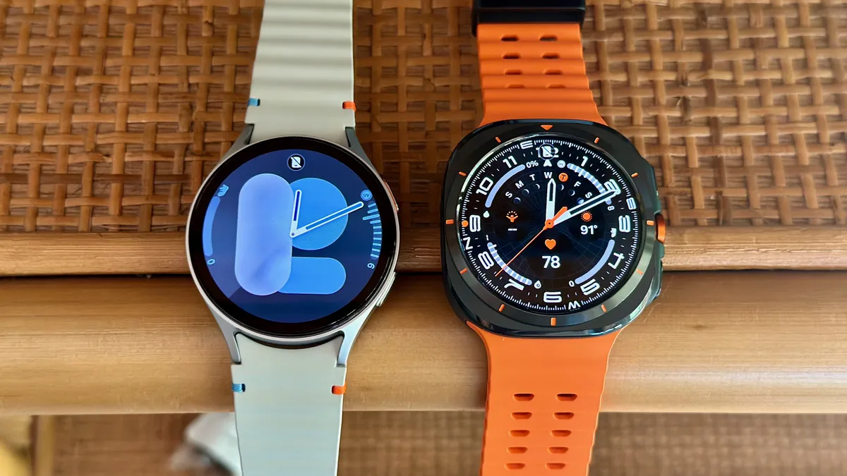三星 Galaxy Watch 7（左，银色）和三星 Galaxy Watch Ultra（右，黑色）并排展示