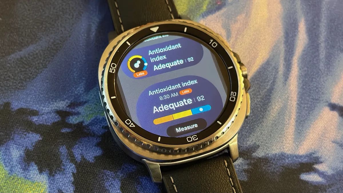 三星 Galaxy Watch 8 Classic 上的“添加图块”视图显示两种尺寸的抗氧化指数小部件。