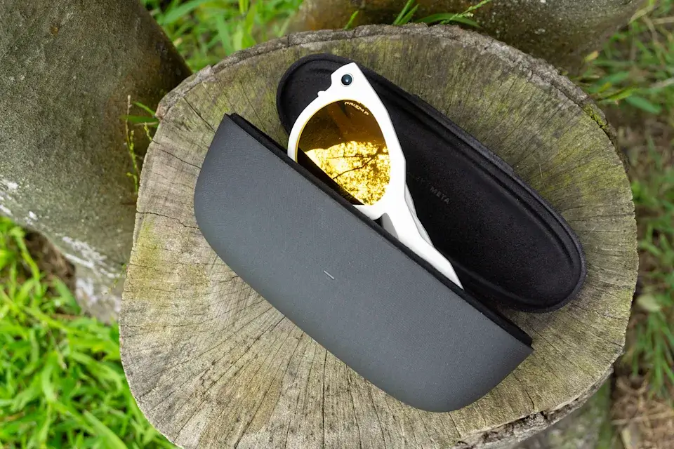 这个箱子相当笨重。