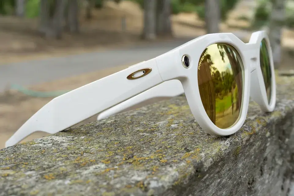 镜框有点太厚了。