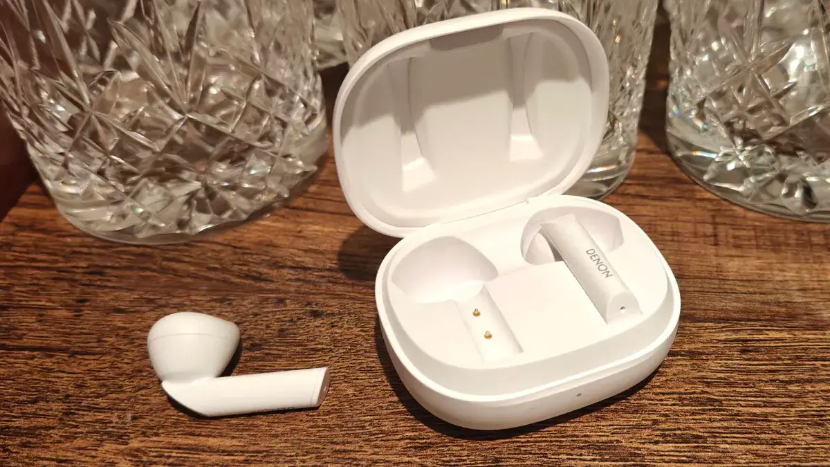 Denon AH-C500W 的耳塞位于盒子旁边，里面还有另一个耳塞。