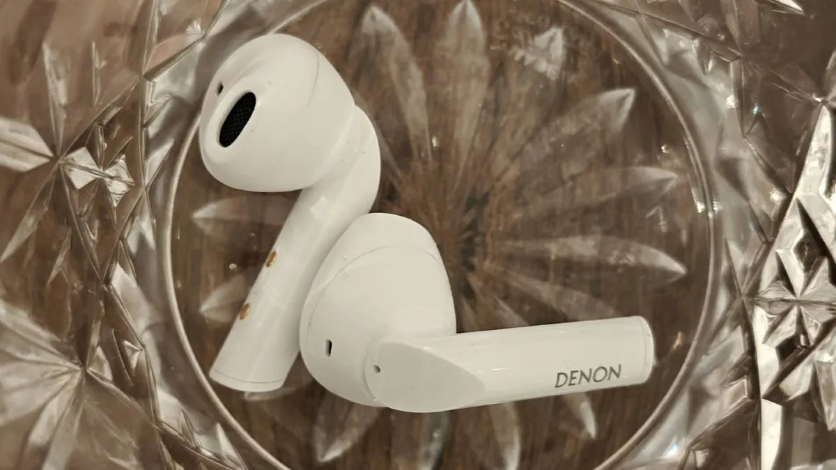 Denon AH-C500W 耳机位于玻璃内。