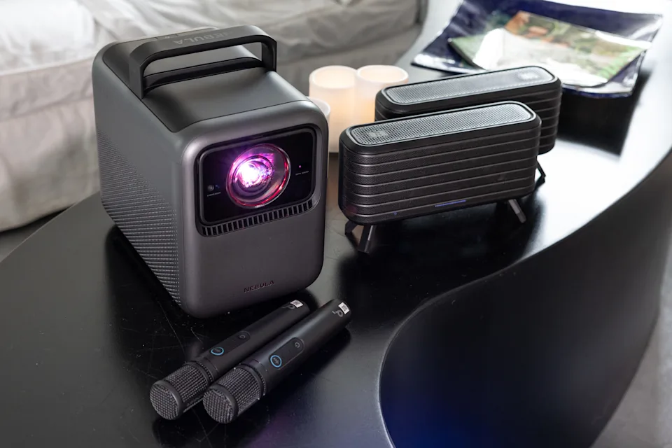 您可以购买 Nebula X1 套装，其中包含 Nebula 品牌卫星扬声器和卡拉 OK 麦克风。