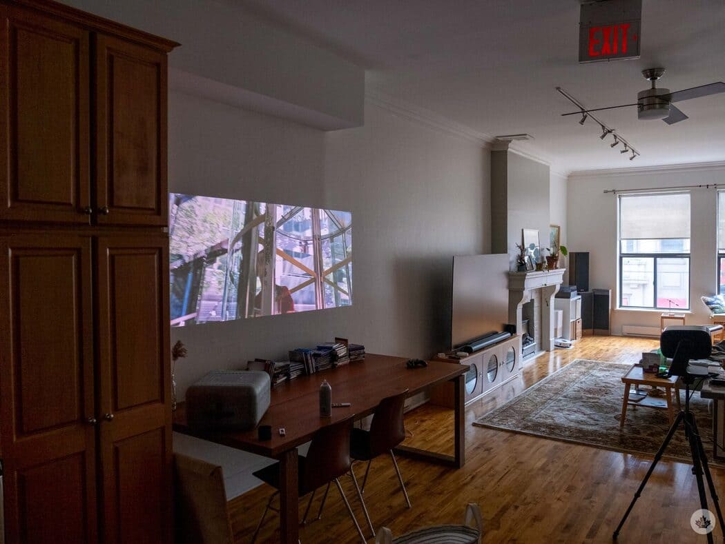 即使在环境光充足的房间里，这台投影仪也非常适合观看