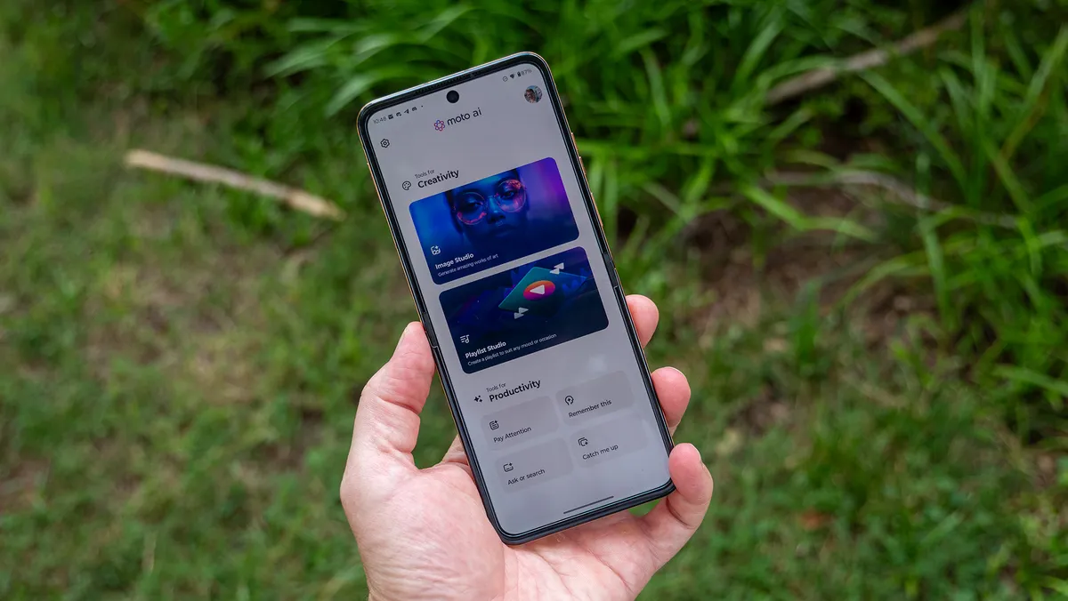 Moto AI 在 Mocha Mousse Motorola Razr Plus 2025 上运行