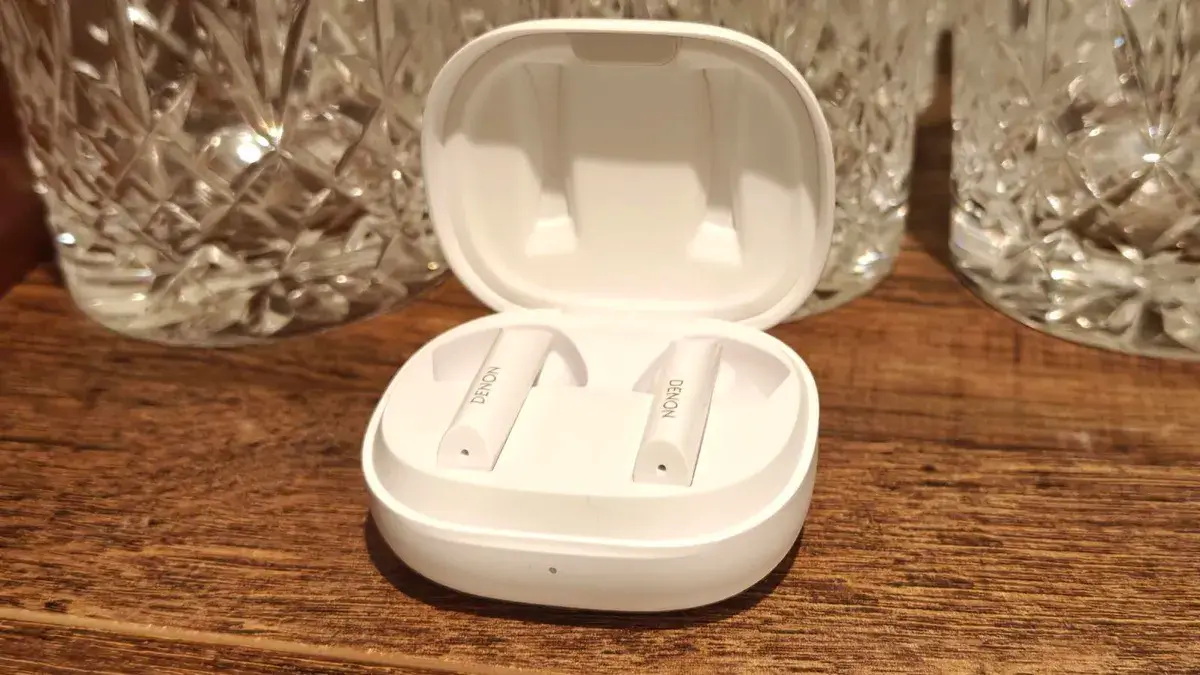 Denon AH-C500W 耳机放在盒子里，盒子是打开的。