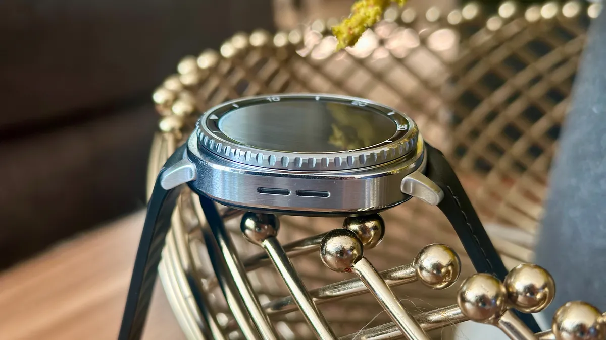 三星 Galaxy Watch 8 Classic 左侧特写。