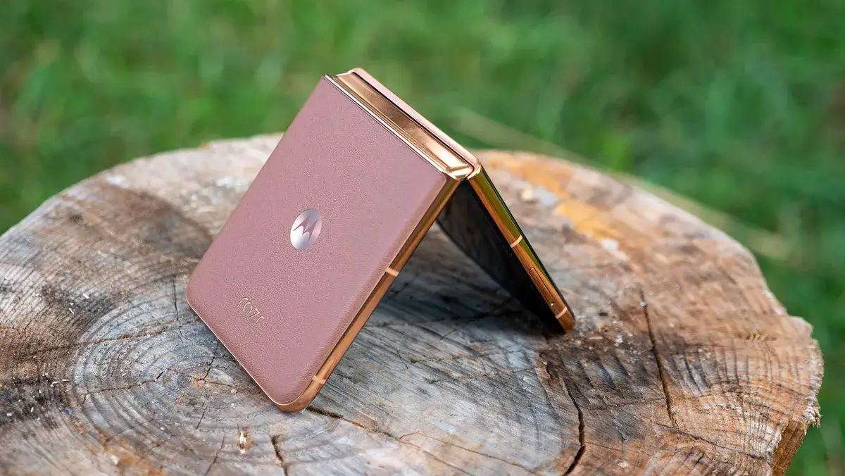 摩托罗拉 Razr Plus 2025 的摩卡慕斯帐篷在树桩上