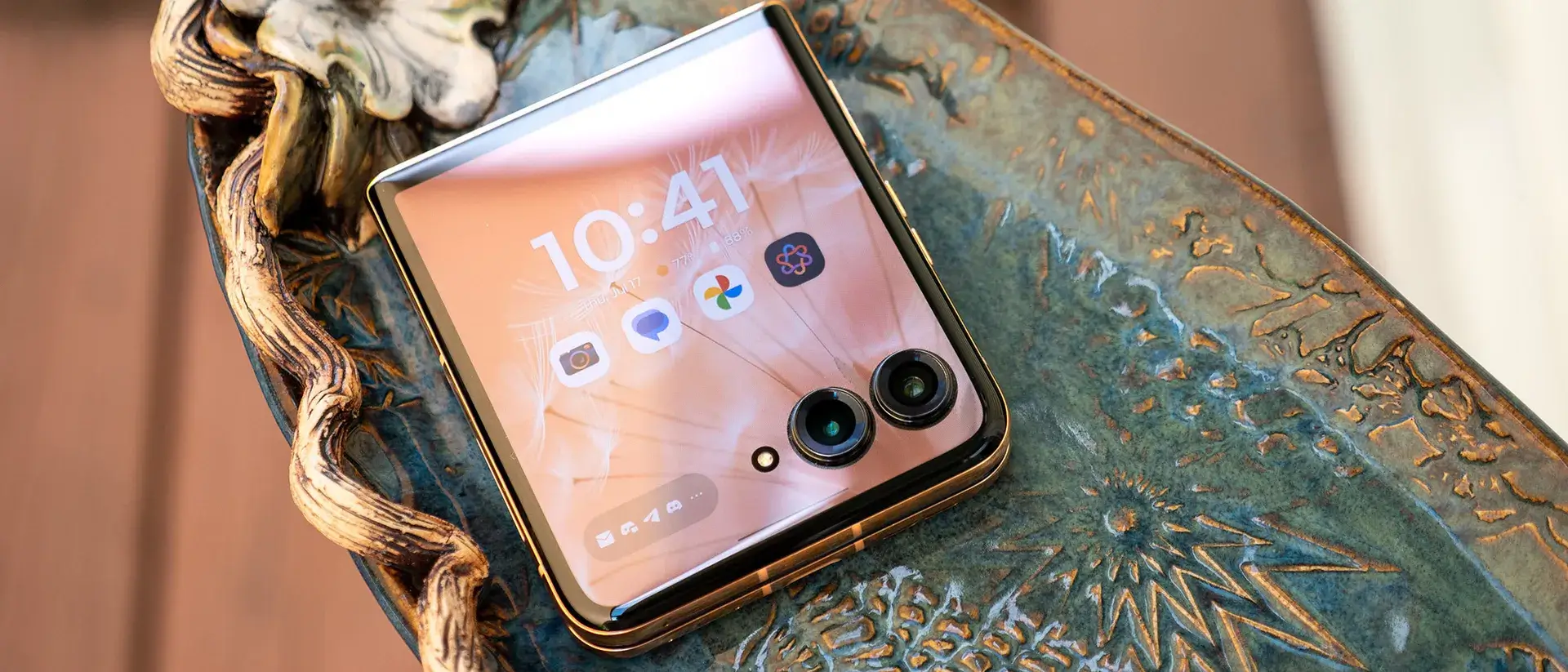 摩托罗拉 Razr Plus 2025 的面板设计精美，其屏幕可发光并解锁