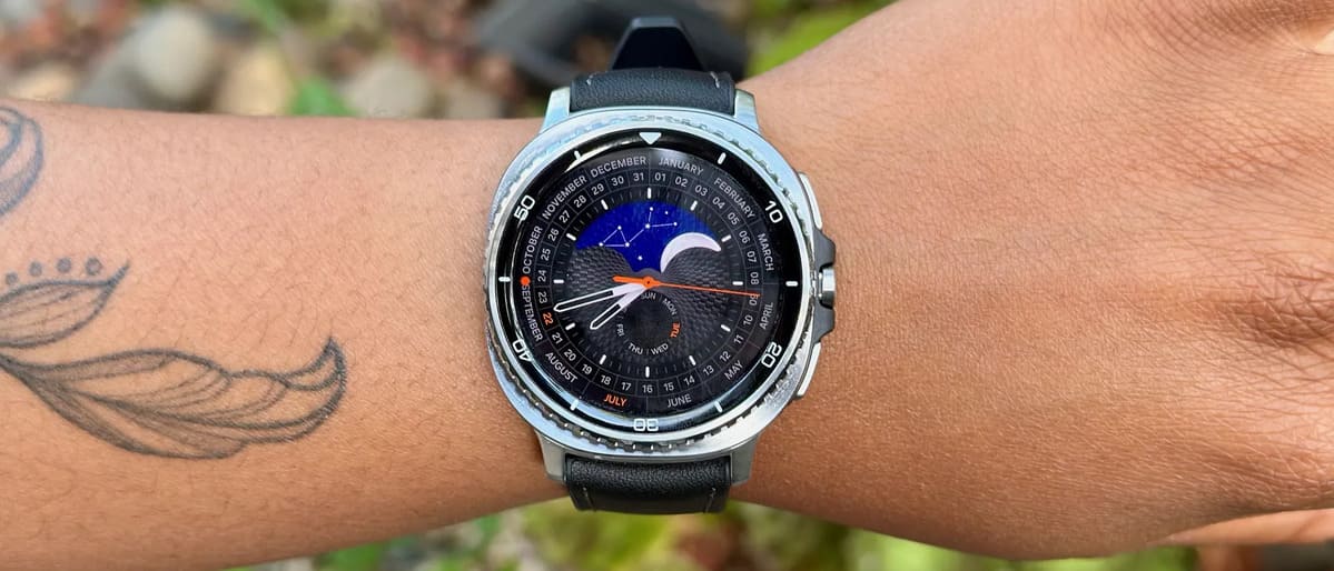 三星 Galaxy Watch 8 Classic 在女性手腕上的特写，展示了 Heritage Classic 表盘。