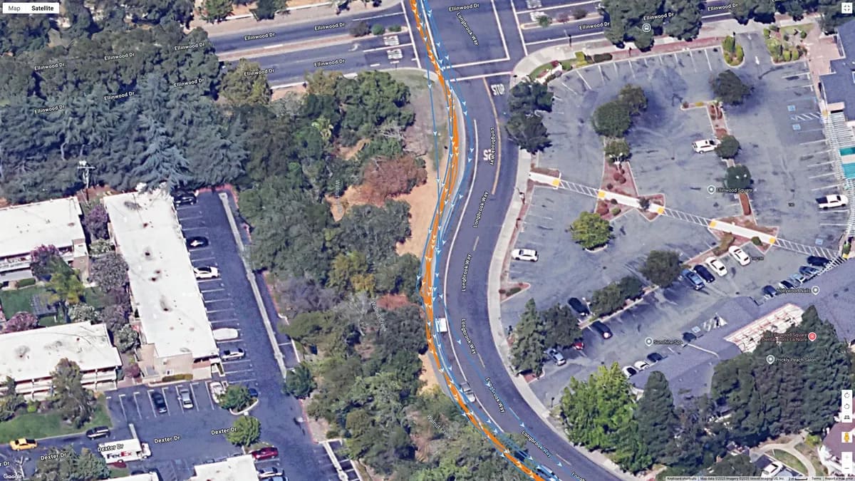 谷歌地球卫星地图显示了同一位跑步者佩戴的三星 Galaxy Watch 8 Classic（蓝色）和 Garmin Forerunner 970（橙色）的 GPS 路径。