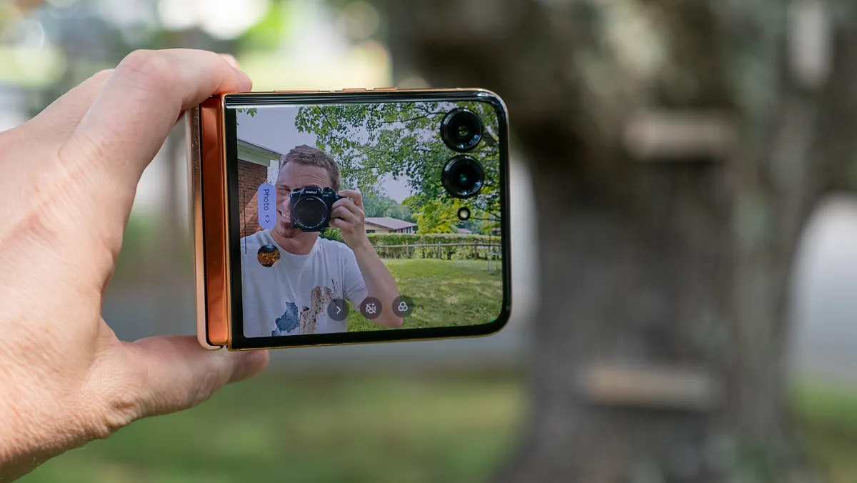 在摩托罗拉 Razr Plus 2025 的封面屏幕上拍照